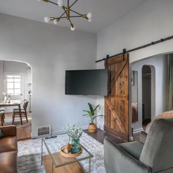 Mid-Century Modern Retreat in Little Italy, hotel en Cleveland