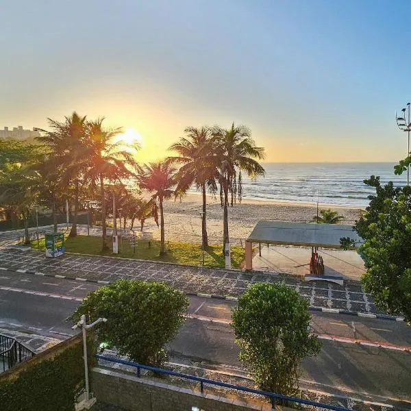 F1-Pe na Areia da Praia do Tombo, 2 Suites, Ar Cond, 2 Banheiros, 1 Vaga + Roupas de Cama, hotel no Guarujá