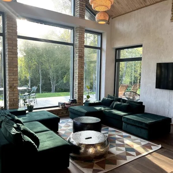 Kaimukas - lake house for 15 persons 5 bedrooms, hotell sihtkohas Dvarčėnai