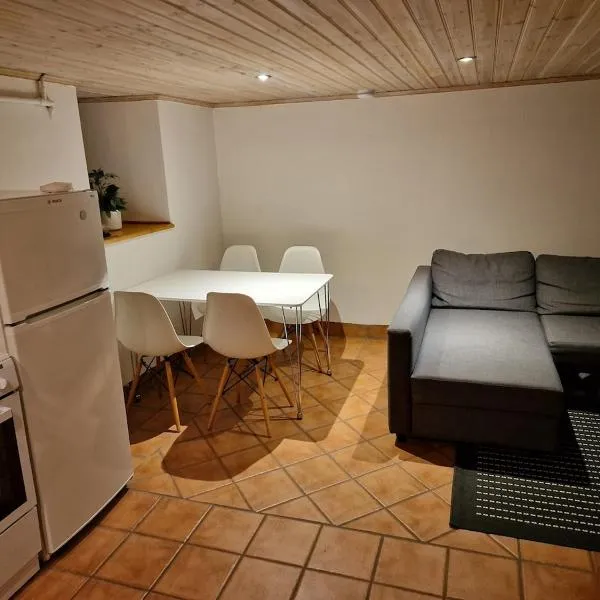 Egen källarlägenhet i Växjö C, hotel in Växjö