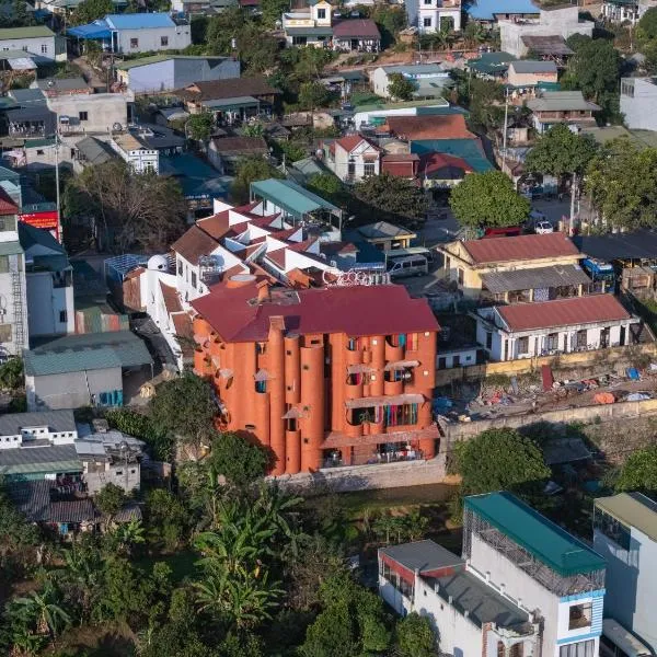 Nắng Hotels & Restaurants, hotel in Phiêm Ban