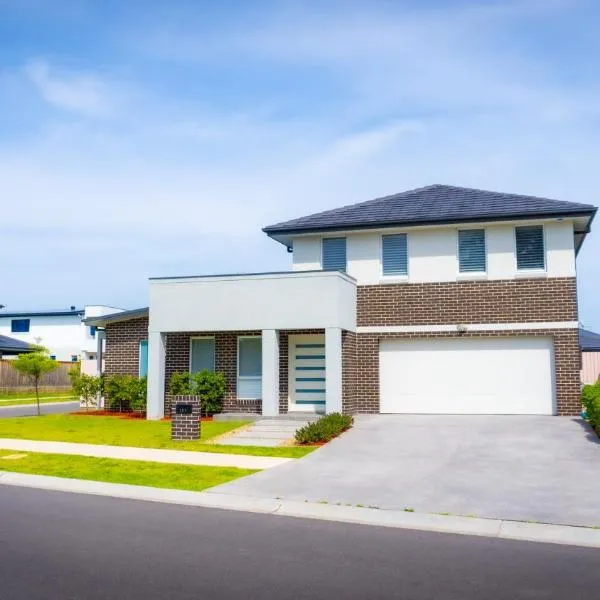 Luxury 7 Bedroom Home - Sleeps 16 Guests, hotel en Gledswood Hills