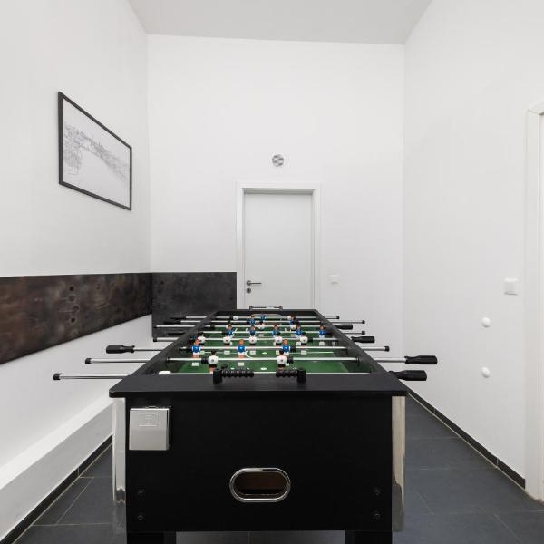 2BR Modern Apt Maybachufer Tischkicker, Берлин