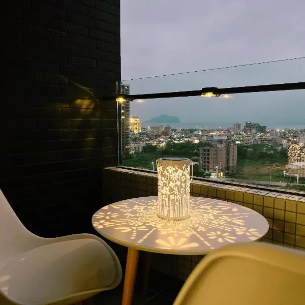 漫遊文旅溫泉宅一山海景觀陽台房一晚上7點入住一晚進晚退-21小時睡飽飽方案, ξενοδοχείο σε Toucheng