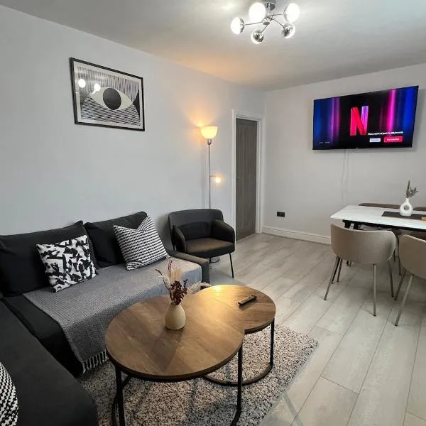 The Place with king beds, Ensuite Bathrooms, Close to Airport and Free Parking, hotel i Wythenshawe