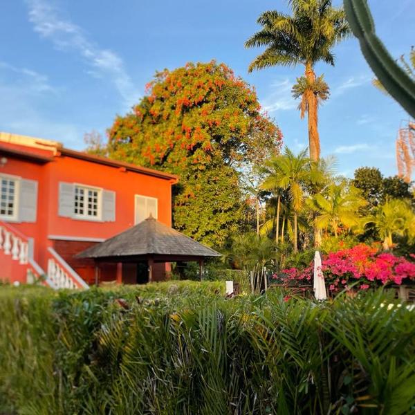 Grande Villa et Bungalows dans un Jardin créole avec Piscine et Vue Panoramique, Fiague