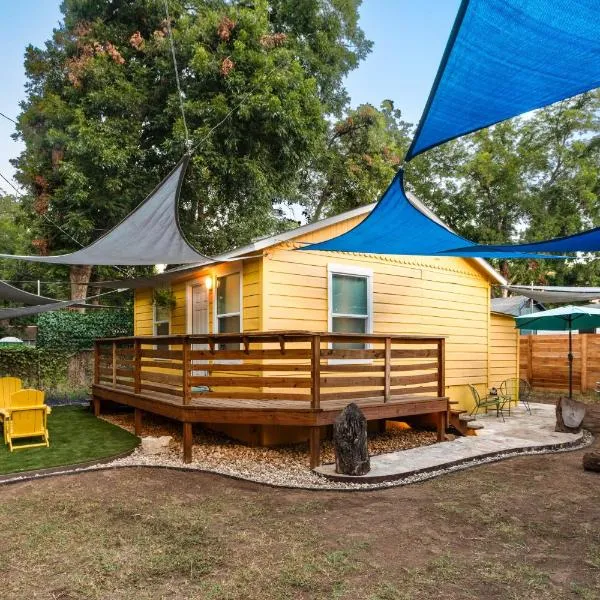 East Austin Bungalow w BBQ Firepit Fun Yard, hotel en Austin