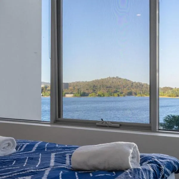 Lakefront Modern 2 BDR Apartment with 2 Parking Kingston, hotel di Kingston