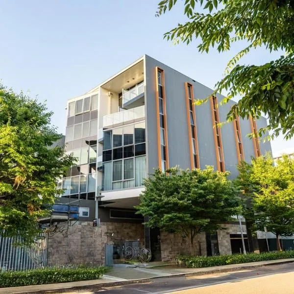 Lakefront Modern 2 BDR Apartment with 2 Parking Kingston, hotel v destinaci Kingston