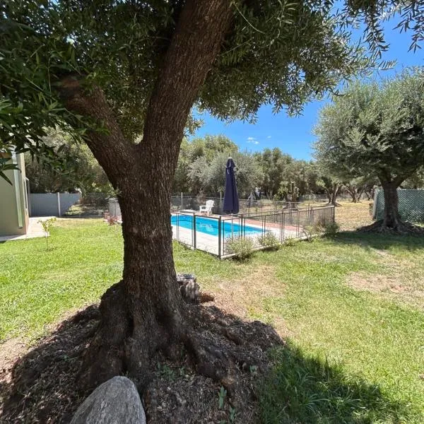 "Rincón de Olivos" Alojamiento entero en complejo con piscina、カルピンテリアのホテル