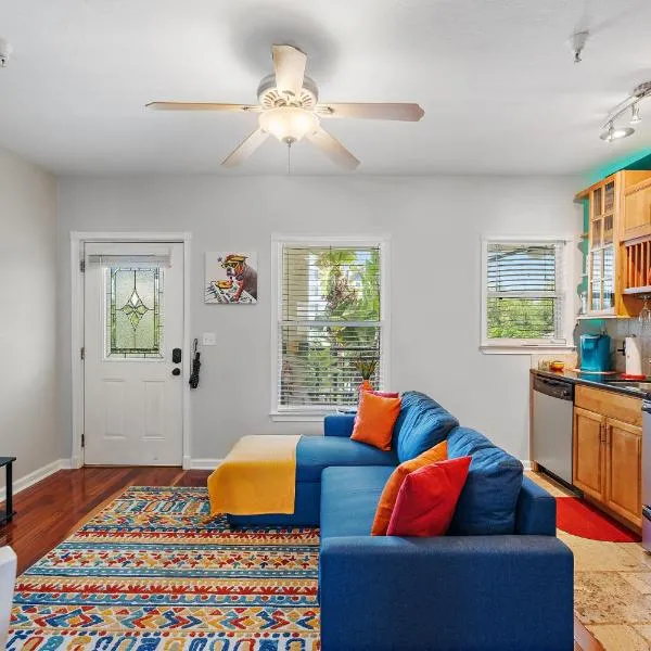 Itz a Vibe - 1 bedroom studio in the heart of DTSP, hotel in St. Petersburg