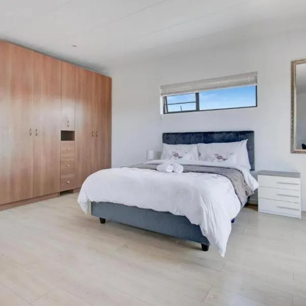 Spacious Room with Balcony, Mountain Views, Modern Bathroom Tub and Shower and WiFi, ξενοδοχείο στο Κέιπ Τάουν