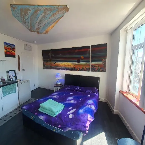 Cyber-Art studio in Camden, hotel in London
