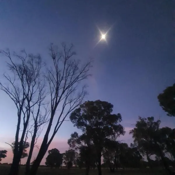 5 Star Off Grid Farm Retreat, hotel em Stockinbingal