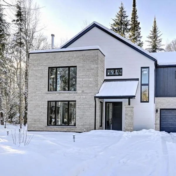 Modern Luxury 4-Bedroom Home by Mont-Tremblant Ski Resort, hotel in Lac-Superieur