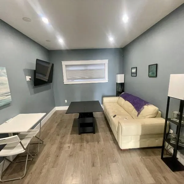 Long Lake Getaway - Quiet Accessible Suite with no Stairs / Steps، فندق في هاليفاكس