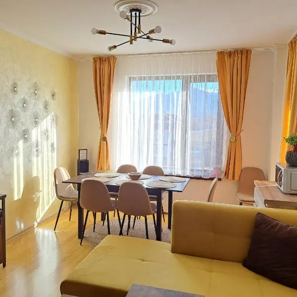 Sunny Mountain View apartment, hotel in Razlog