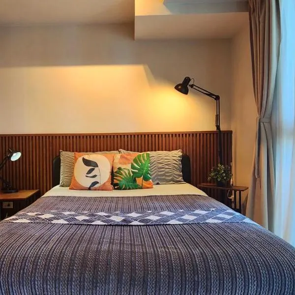 8U Pristine & Cozy Stay at Uptown Mall BGC across Mitsukoshi with FREE Parking and Balcony, hotel in Manila