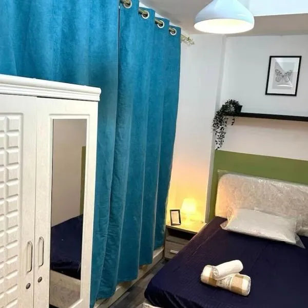 Lavish Double Partition Room in Barsha Heights, hotel v Dubaji