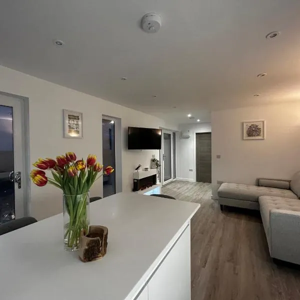 Lowern, Luxury Lodge with Hot Tub and Games Room, ξενοδοχείο σε Menai Bridge