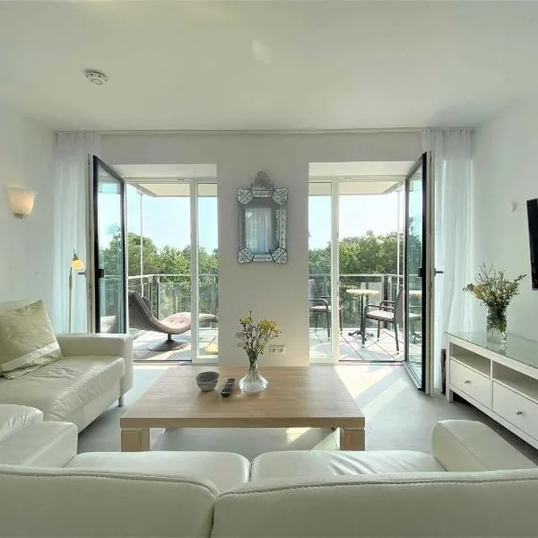 Strandläufer mit Meerblick und Balkon, hotel i Binz