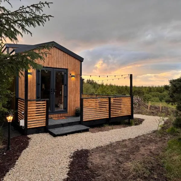 Fiadh Rua Cabin - with Private Outdoor Hottub Pet Friendly、Kinloughのホテル