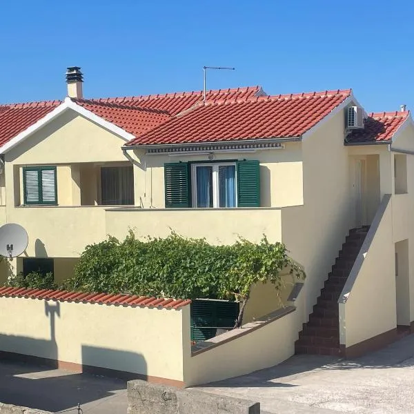 Branka Murter, готель у місті Муртер