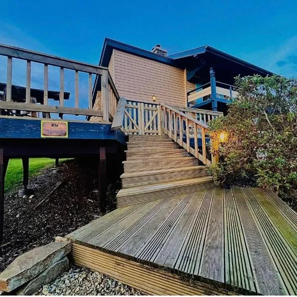 Lakeland Lodge 400 year old Bavarian Lodge with Private Hot Tub Pet Friendly, hotel v destinaci Kinlough