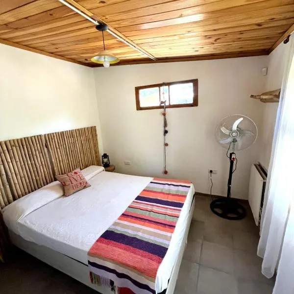 CASITA PINTORESCA EN LAS SIERRAS Y LAGO, hotel in San Roque