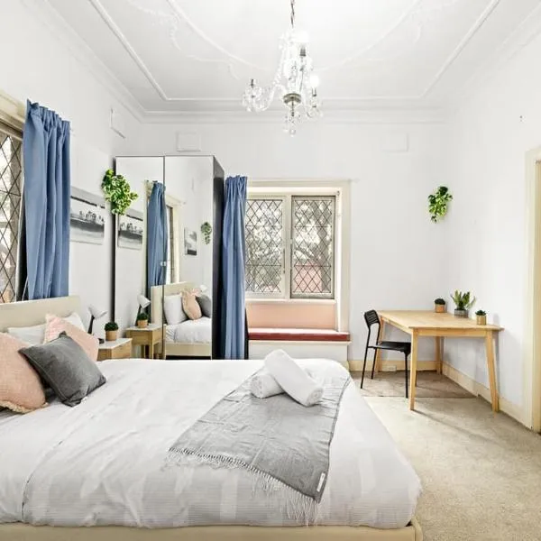 Rustic Queen Room - Seconds to Stores & Eateries - Shared Bathroom, Hotel in Sydney