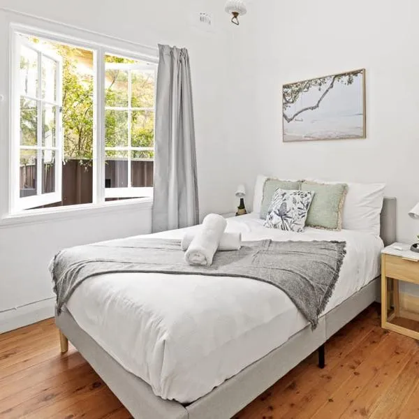 Quaint Double Room - Seconds to Shops & Eateries - Shared Bathroom, hotel v destinaci Sydney