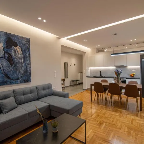 Vibrant Pagrati 2-BD Retreat with Elegant-Modern style, hotel in Athens