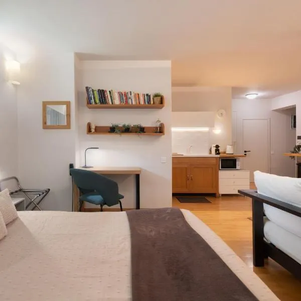 Bright, Cosy Studio close to Glyfada Beach & Center, hotel i Athen