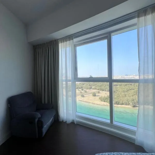 Luxurious Lake view Private Room, hotel v destinaci Abu Dhabi