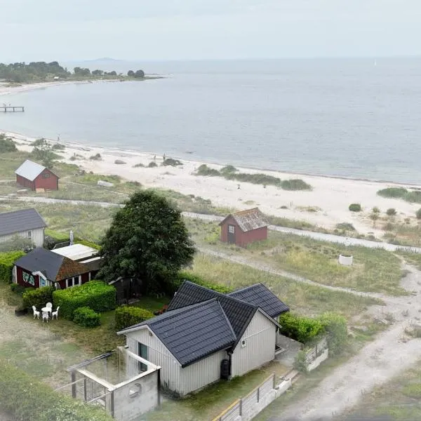 Havsutsikt med 50m till badstrand, Hotel in Byxelkrok