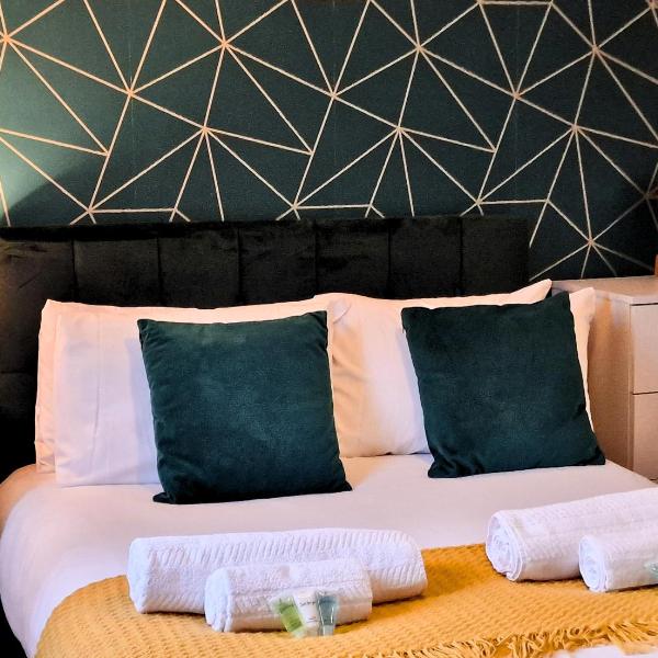 Manchester Townhouse by BEVOLVE - 4 bedrooms - Free Parking, Manchester