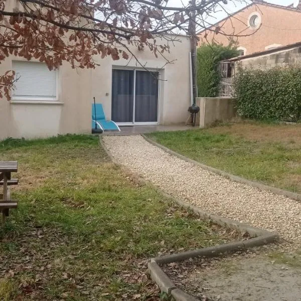Tiny house aux portes des cevennes, hotel in Saint-Privat-des-Vieux