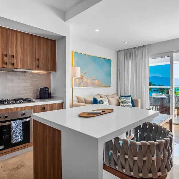 Oceanfront 1BR with Balcony - Sea View & Pools, hótel í Puerto Vallarta