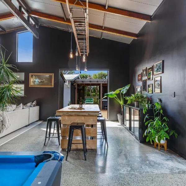 The Black Barn - 2 Bedrooms, ξενοδοχείο σε Kumeu