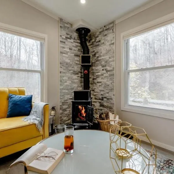 EV Serene Modern Cozy Waterfront Fireplace Cottage, מלון בLivingston Manor