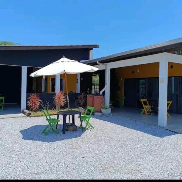 Quarto 2 confortável com piscina em Pontal do Sul，位于巴拉那州蓬塔尔的酒店