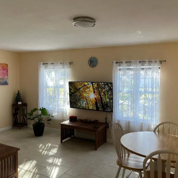 Charming 3 Bedroom 2 Bathroom and a lanai, hotel v destinaci Venice