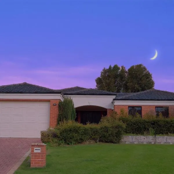 Airport 6BR Haven - Quiet Yard & AC, hotel in Perth