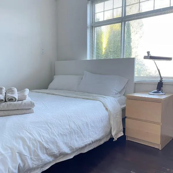 Cozy Guest Rooms Near UBC, Downtown and Beaches, hotell Vancouveris