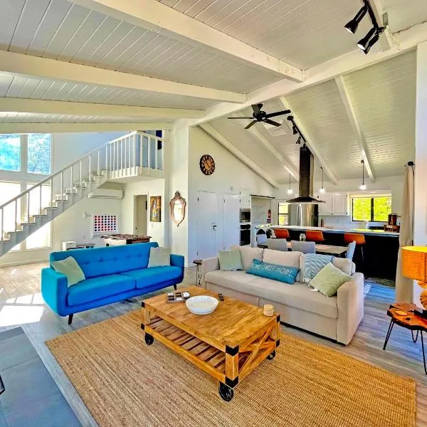 Modern Yosemite Cabin, 15min Bass Lake, Sleeps 8, hôtel à Oakhurst