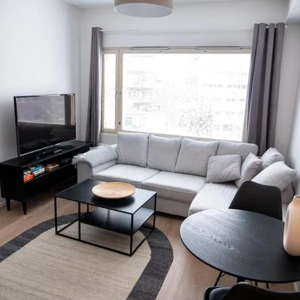 Two-room flat with sauna, glazed balcony and free parking lot, hotel di Helsinki