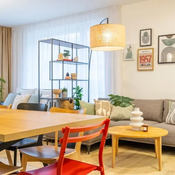 Spacious 3BR - 2 Parking Spots, Full Kitchen, by Gravity Prague, hotel in Prague
