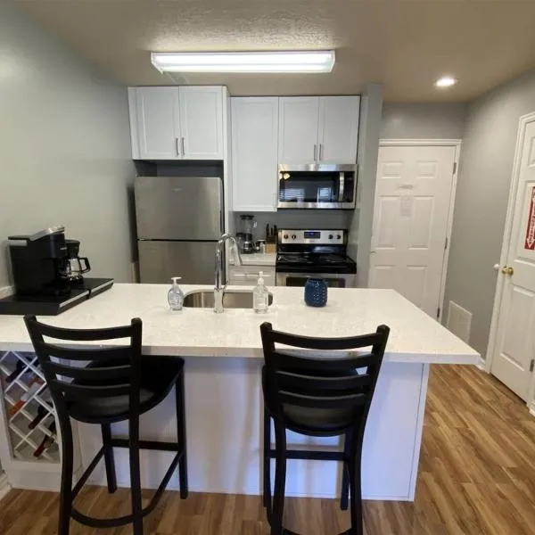 Beautiful Inn Building Condo 208 Pet friendly, hotelli kohteessa Garden City