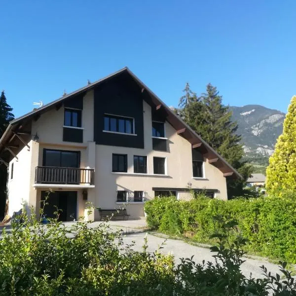 Charmant T2 spacieux au pied de Montdauphin, hotel in Eygliers