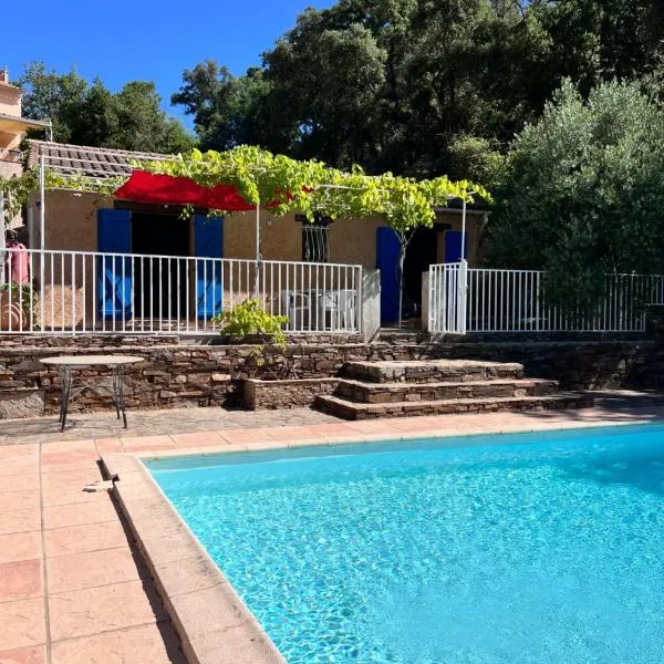 Villa paisible et relaxante avec piscine a la campagne, hotel in Collobrières